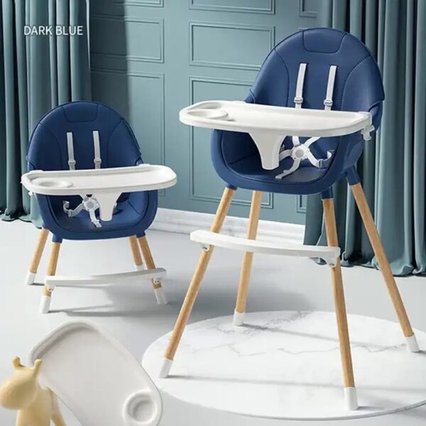 Chaise haute repas bébé évolutive en bleu foncé, avec harnais de sécurité et plateau amovible, idéale pour les repas des enfants.